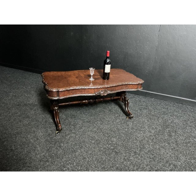 Victorian Burr Walnut Coffee Table, 1865, in Good conditions. Designed before 1890