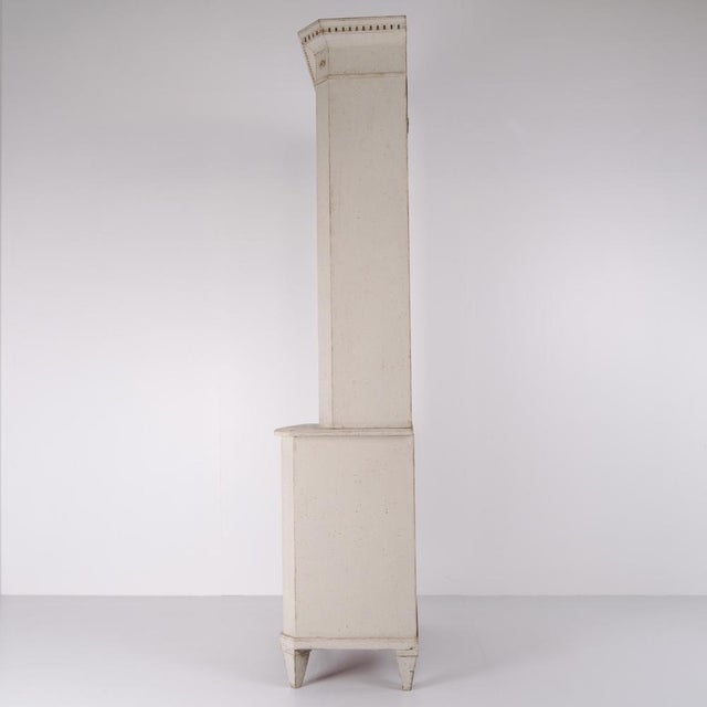 Gustavian Display Cabinet in Light Grey with Patina, 1790s For Sale - Image 14 of 15