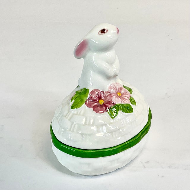 1980s Vintage Hollywood Regency Coastal Egg & Bunny Trinket Box - Easter For Sale - Image 9 of 12