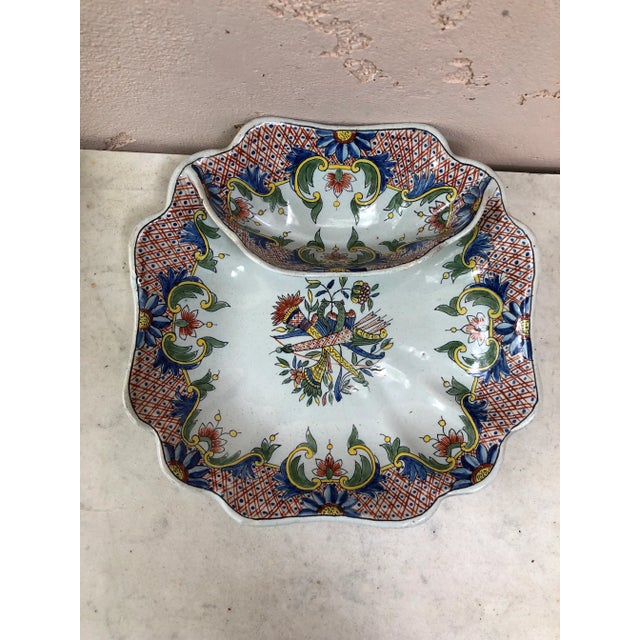 Very colorful French Faience Platter Desvres Circa 1890. 2 birds on the middle of a quiver.
