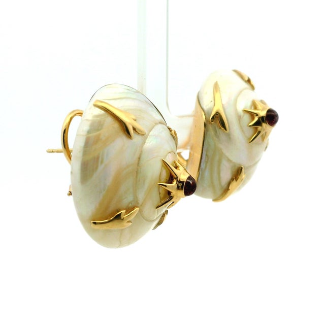 1970s Pair of Maz 14k Gold Carved Conch Shell Earrings With Pink Tourmaline Sunburst Centers, French Backs For Sale - Image 4 of 9