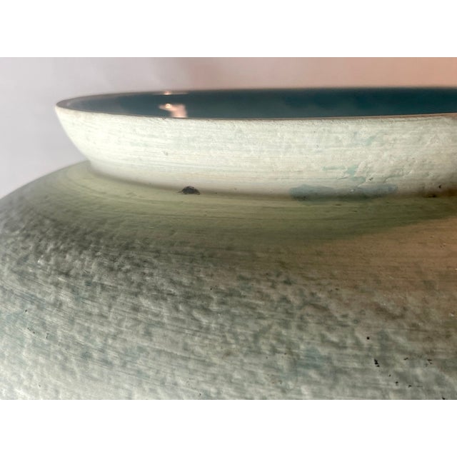 Vintage 1986 Haeger Pottery Vase: Textured Off-White With Hidden Turquoise Glaze For Sale - Image 9 of 11