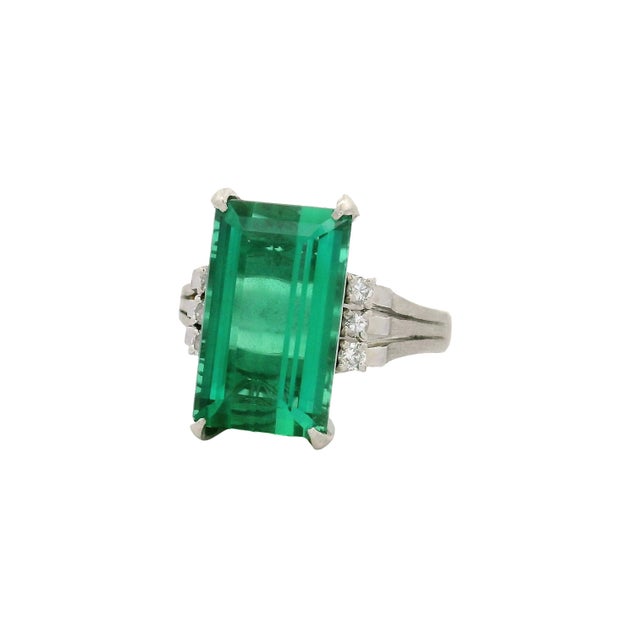 Experience the elegance of this 7.46 carat green tourmaline ring. The rectangular tourmaline captivates with its vibrant...