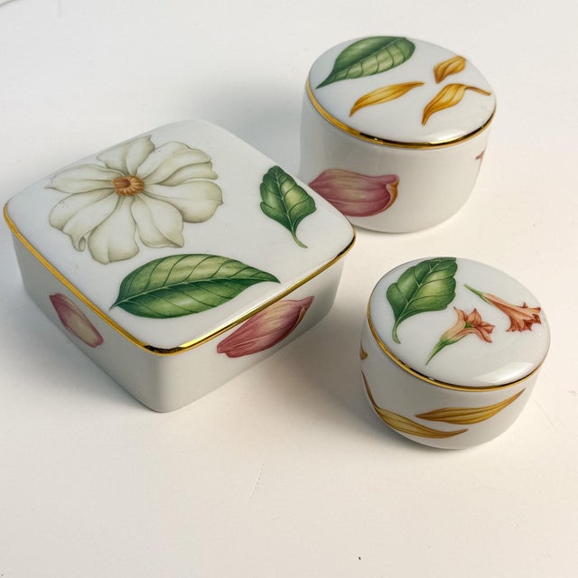 English Set of 3 Tiffany & Co. Tiffany Flowers Limoges Porcelain Trinket Boxes, 1997 For Sale - Image 3 of 11