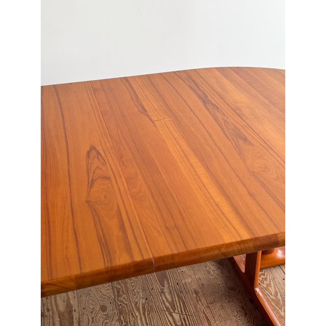 Sculptural Round Extendable Dining Table from Dyrlund For Sale - Image 13 of 18