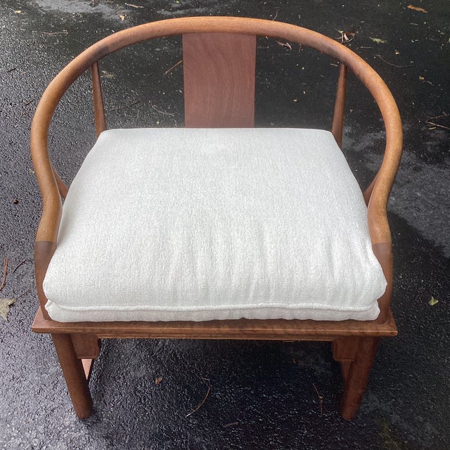 Baker Furniture Company 1960s Pair of Michael Taylor for Baker Attributed Walnut Horseshoe Lounge Chairs in Off White Boucle For Sale - Image 4 of 8