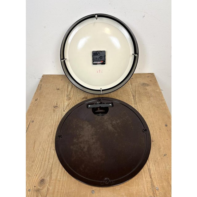 Industrial Bakelite Factory Wall Clock from Pragotron, 1960s For Sale - Image 14 of 18
