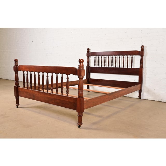 American Ethan Allen Style American Colonial Carved Mahogany Full Size Spindle Bed For Sale - Image 3 of 8