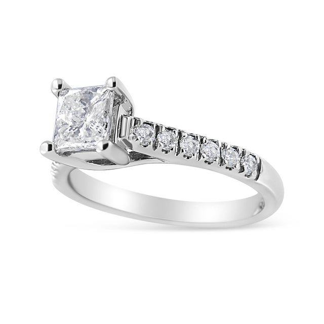 Express all the love you hold in your heart for that special someone with this shimmering diamond engagement ring. Eye-...