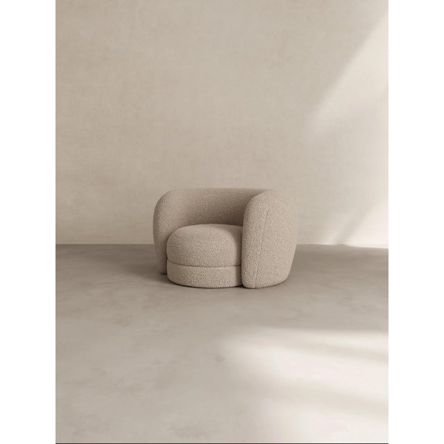 Designed for unhurried repose, the Palace Sofa I pairs an expansive lounge seat with over‑scaled arms that sweep in a...