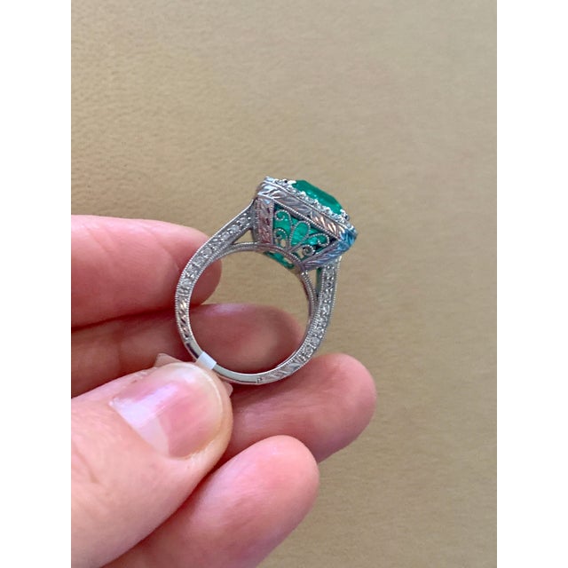 8 Carat Emerald Cut Colombian Emerald and Diamond 18 Karat Gold Ring Estate For Sale - Image 9 of 18