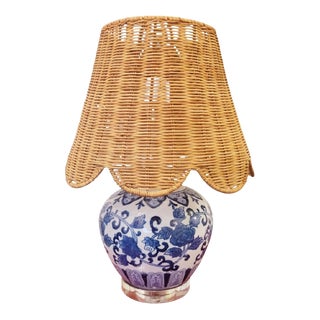Small Blue and White Chinoiserie Regency Scalloped Wicker Shade Table Lamp For Sale