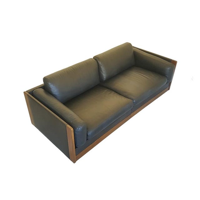 Mod. 920 Modular Sofas in Black Leather and Walnut by Afra & Tobia Scarpa for Cassina, 1967, Set of 2 For Sale - Image 11 of 18