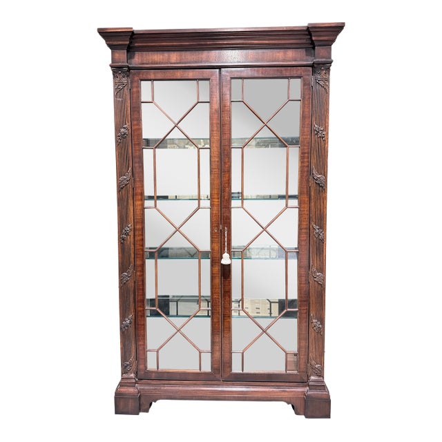 Late 20th Century Henredon Georgian Style Mahogany Display Curio Cabinet For Sale
