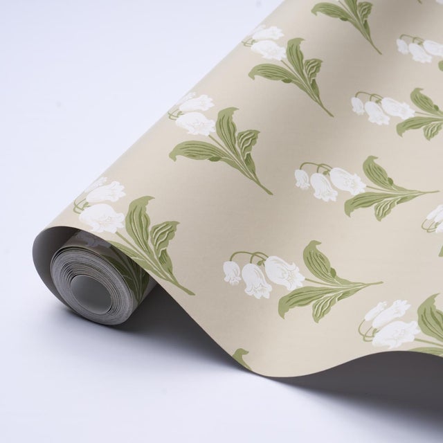 Schumacher SAMPLE - Schumacher Lily Of The Valley Wallpaper In Spring For Sale - Image 4 of 4