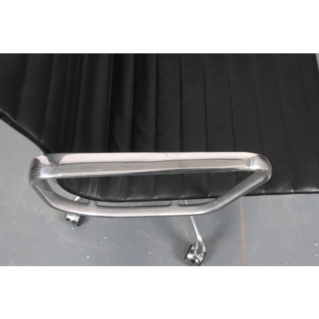 Late 20th Century Eames Style Black Leather Herman Miller Aluminum Group Chair For Sale - Image 11 of 15