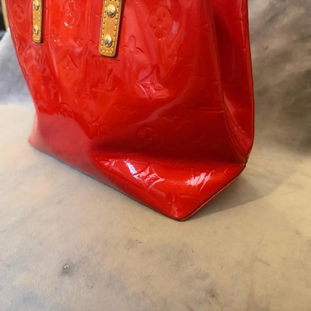 Red A 2004 Louis Vuitton Red Vernis Patent Leather and Vachetta Reade Hand-Bag For Sale - Image 8 of 18