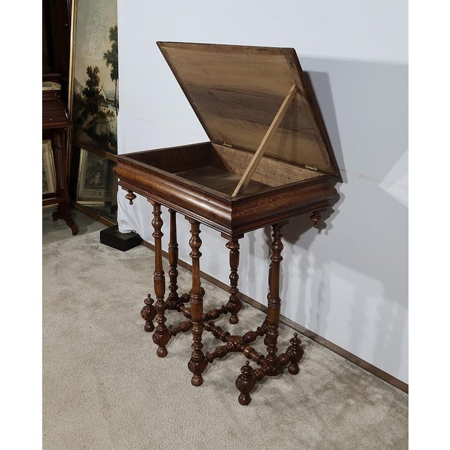 Beautiful solid chestnut property table with a large molding belt in its periphery. Below it, the angles are provided with...