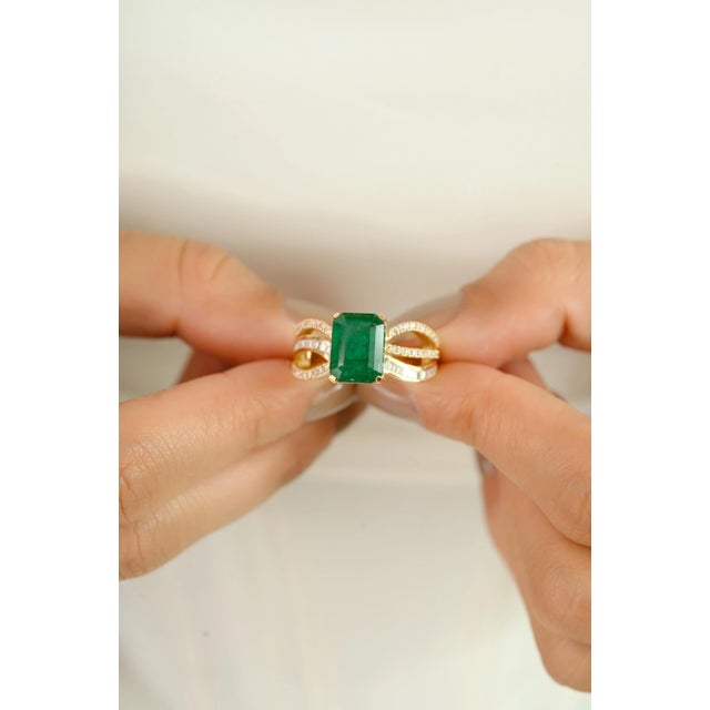 Metal Octagon Cut Split Diamond Band Emerald Ring in 14k Gold Size 6 For Sale - Image 7 of 13