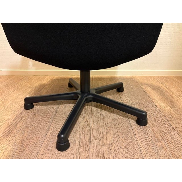 1980s Model F141 Swivel Chair in Black Upholstery with Skai Armrests attributed to Geoffrey Harcourt for Artifort, 1970s For Sale - Image 5 of 8