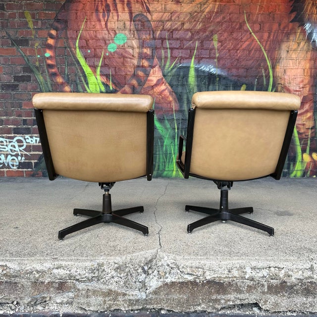 Alfred Kill Pair of Tan Leather Office Chairs by Alfred Kill For Sale - Image 4 of 12