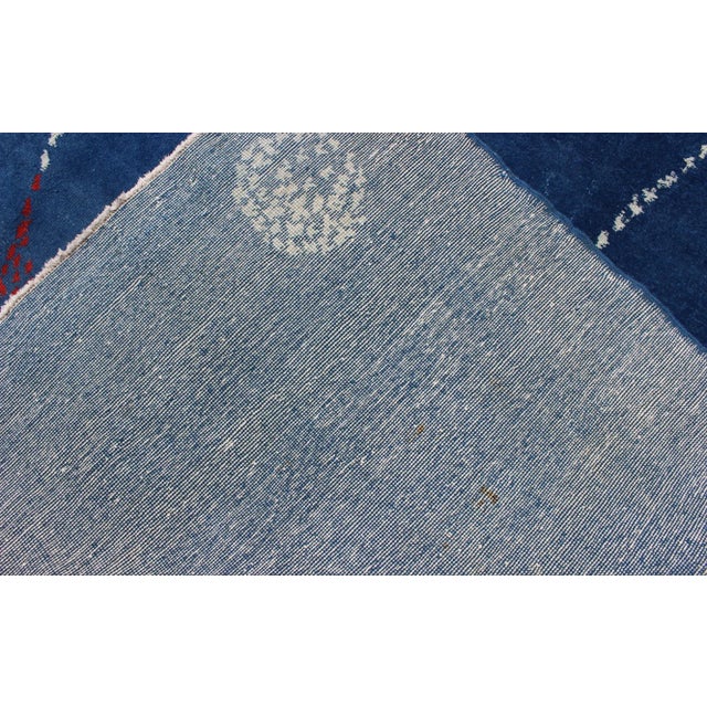 Mid 20th Century Mid-Century Modern Rug With Modern Design in Medium Blue, Sapphire Blue Color For Sale - Image 5 of 13