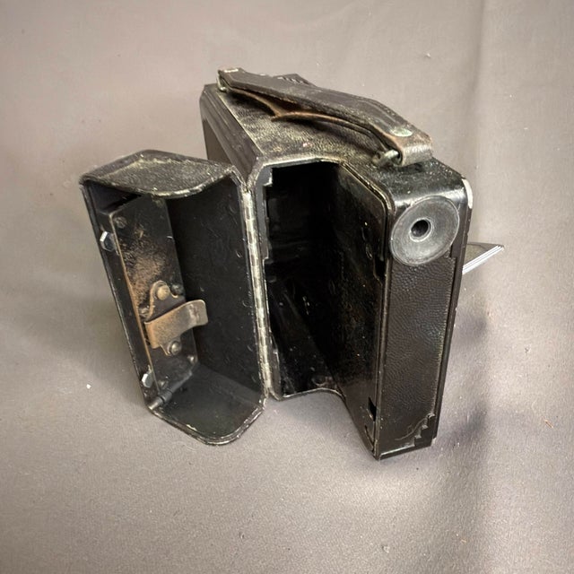 1930's Art Deco Bell & Howell Filmo 141-B 16mm Motion Picture Camera For Sale - Image 10 of 16