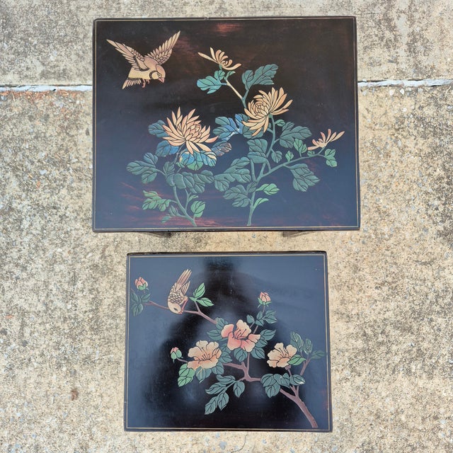 Chinoiserie Mid-20th Century Chinese Black Lacquered Coromandel Nesting Side Tables, Set of 2 For Sale - Image 3 of 10