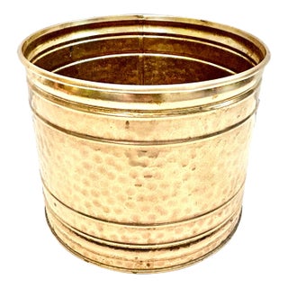 1980s Hammered Brass Cachepot Planter – Hollywood Regency Brass Planter for Tabletop Decor For Sale