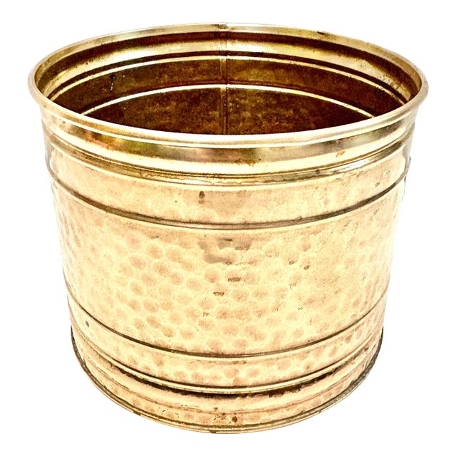 1980s Hammered Brass Cachepot Planter – Hollywood Regency Brass Planter for Tabletop Decor For Sale