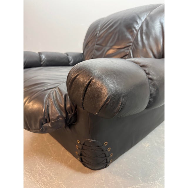 Mid-Century Modern Large Italian Space Age Postmodern Black Leather Lounge Chair with Brass Buttons and Cord Lacing from Busnelli, 1970s For Sale - Image 3 of 10