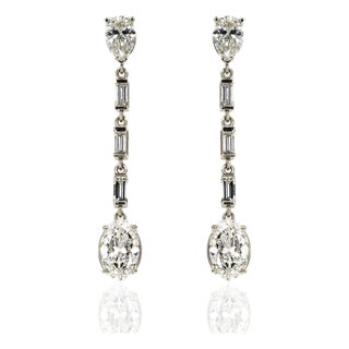 Late 20th Century Pair of 18k Dangling Diamond Earrings For Sale
