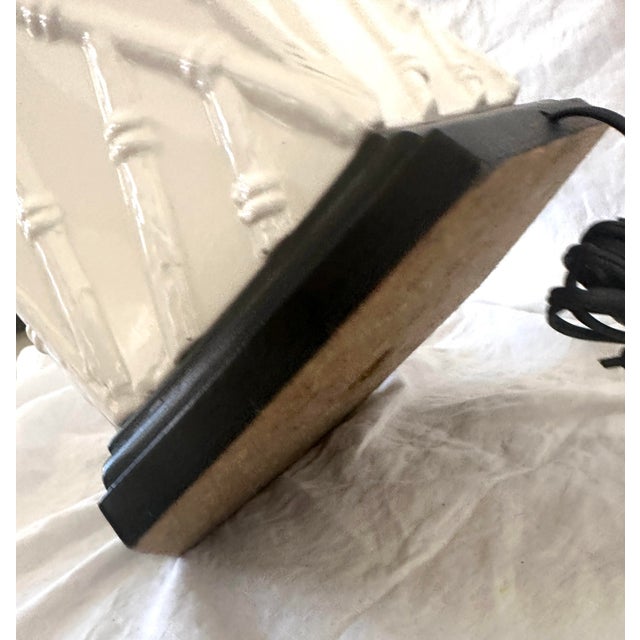 1960s White Ceramic Hexagonal Bamboo Relief Table Lamp For Sale In Palm Springs - Image 6 of 9