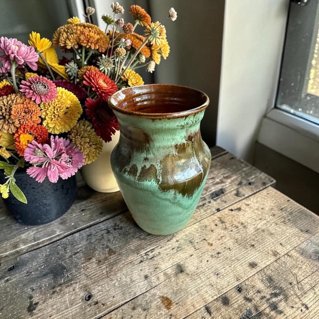 1970s Vintage Studio Art Drip Glaze Green Pottery Vase. For Sale - Image 5 of 6