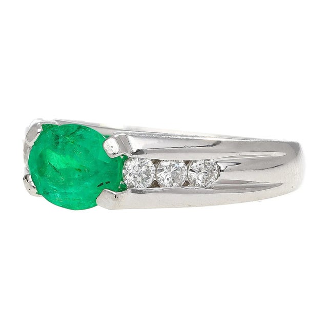 Contemporary Platinum 1.17 Carat Oval East West Emerald & Diamond Ring Size 6.5 For Sale - Image 3 of 7