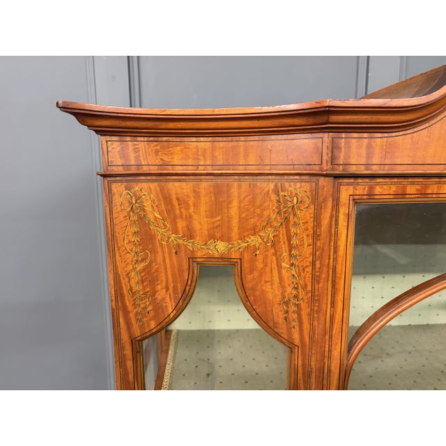 Inlaid Satinwood Display Cabinet from Maple & Co., 1900s For Sale - Image 6 of 18