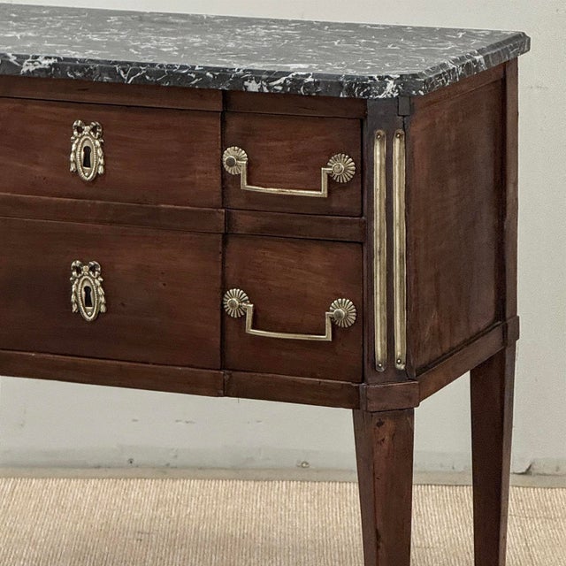 19th Century French Louis XVI Directoire Mahogany Marble Top Commode With Brass Accents For Sale - Image 9 of 18
