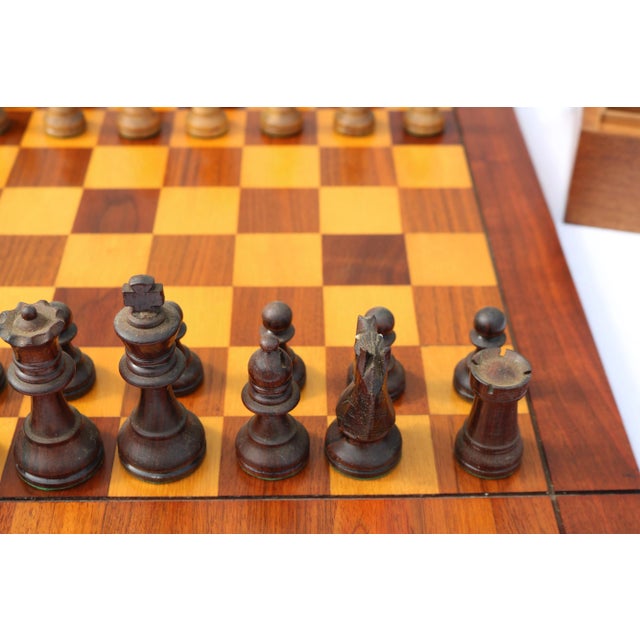 Mid Century Drueke No 61 Wood Chessboard With Mieux J' Attends Wood Chess Pieces & Storage Box For Sale - Image 4 of 17