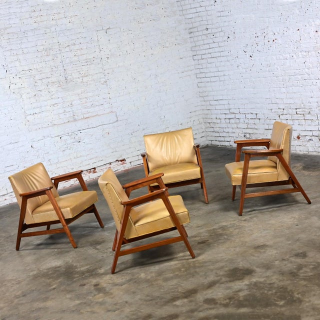 Gunlocke Set of 4 Mid-20th Century Mid Century Modern Gunlocke Armchairs Gold Leather With Walnut Frames For Sale - Image 4 of 12