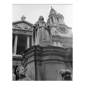 1968 Queen Anne Statue London Photograph by Don Ware