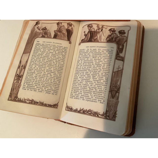 Vintage French Catholic Prayer Book – Missel De Christ-Roi – Gilt Edges & Illustrated For Sale - Image 9 of 12