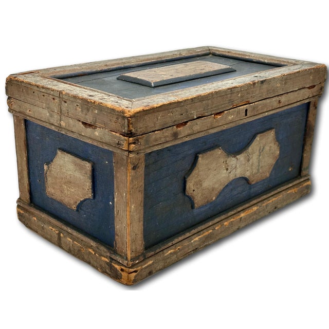 American Outstanding Mid 1800s Smaller Size Antique New England Seaboard Pine Carpenters Tool Chest With Great Original Paint - 12 X 13 X 22 Inches For Sale - Image 3 of 18
