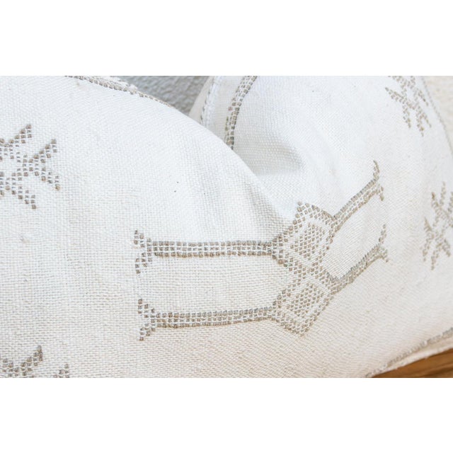 1990s Pair of Frost White Lumbar Moroccan Silk Pillows For Sale - Image 5 of 8