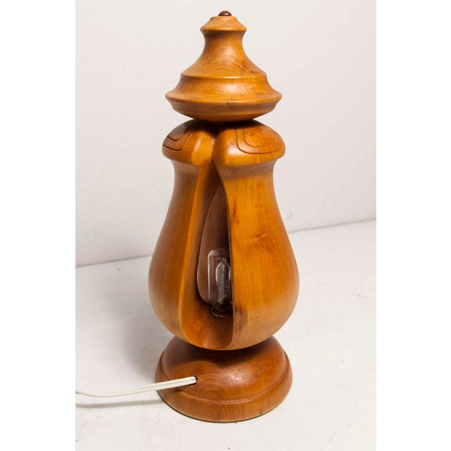 Original Scandinavian table lamp in solid wood from the 1960s. Functional and in good condition, this lamp looks beautiful...