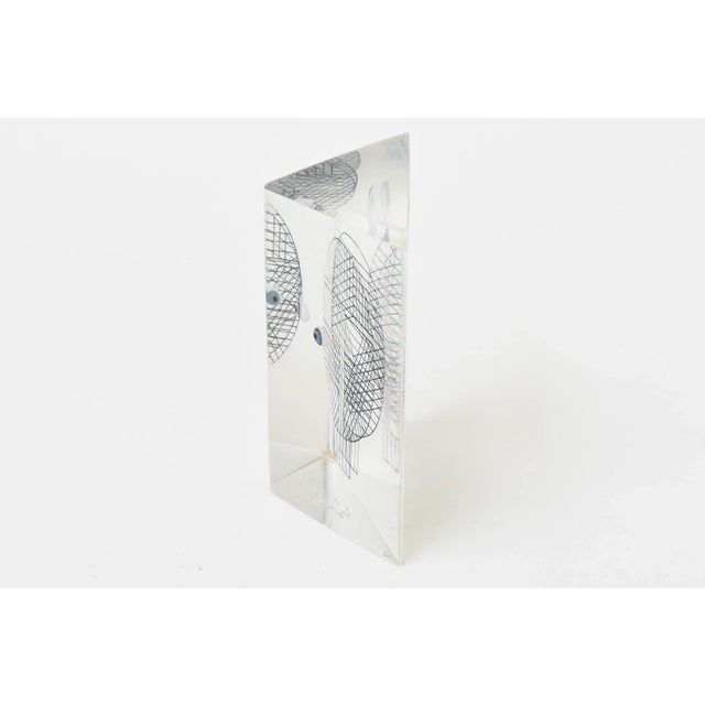 Black Vintage Merle Edelman Lucite Grid Face Triangle Embedded Sculpture Paperweight, 1970's For Sale - Image 8 of 11