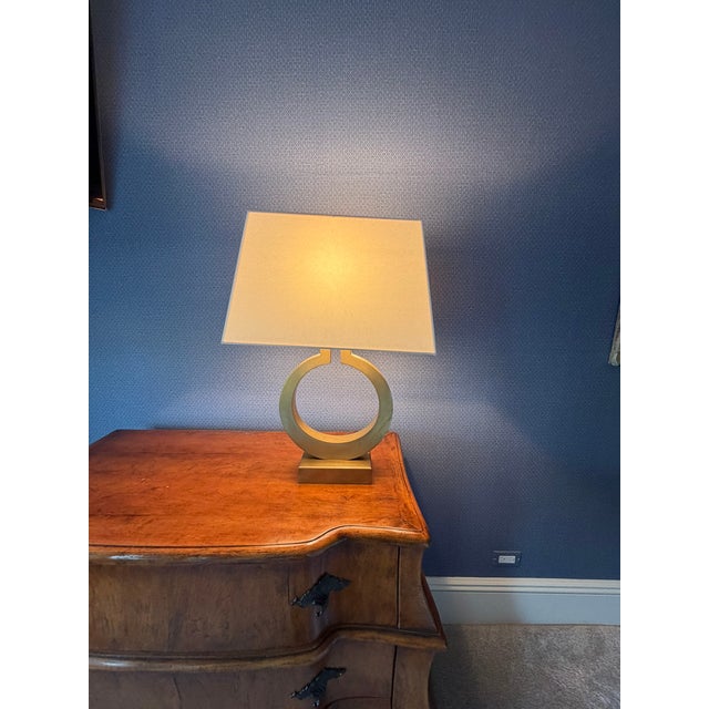Brass Pair of Gregorius Pineo Circular Base Table Lamps – Holly Hunt Provenance – Sculptural Brass Modernism For Sale - Image 8 of 8