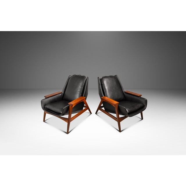 This stunning set of two Mid-Century Modern Model 800 Malabar lounge chairs, crafted by Mel Abitz for Galloway's in the...