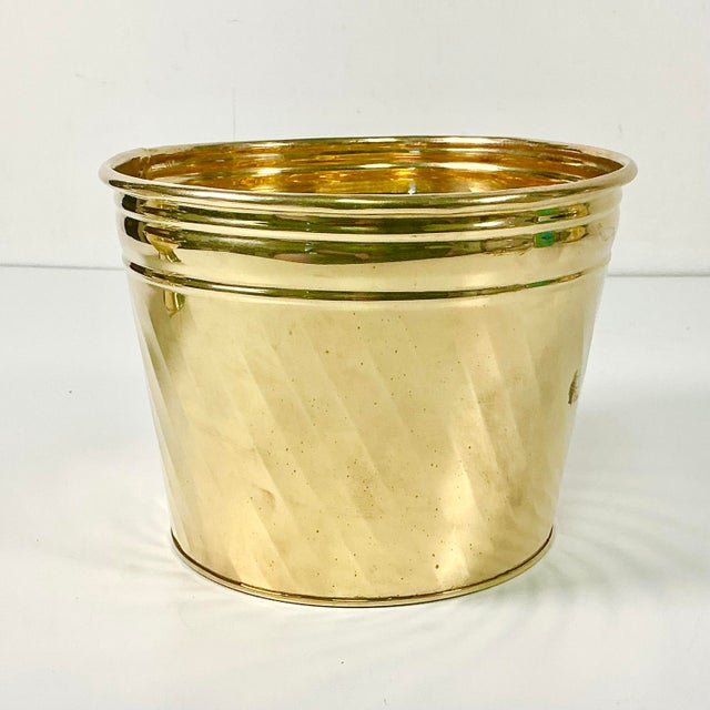 English Mid-Century Hollywood Regency Boho Chic English Style Twisted Ribbed Brass Planter For Sale - Image 3 of 9