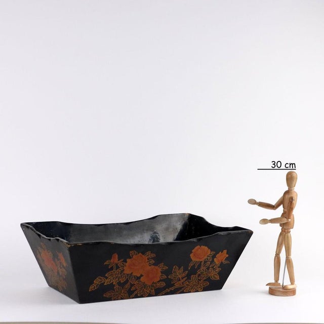 Basket in black lacquered wood with rose bouquet decorations on each side. This piece is attributed to the mentioned...