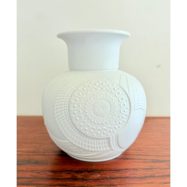 German Vase in Porcelain Biscuit from AK Kaiser, 1970s For Sale - Image 4 of 9